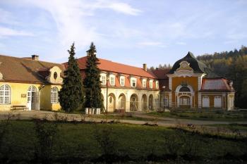barokní část zámku se neobarokní  věží (© de.ardoise 11/2005)