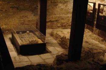 expozice archeologických nálezů v suterénu tvrz (© vaclav jelinek, 02/2007)
