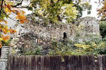 vnější líc severní hradby, vpravo polygonální bašta ( © Pavel Zany Komárek 30.9. 2001)