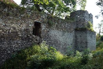 Zbytky hradeb (© Jiří Cukr, 08/2010)