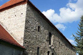 Tvrz od jihozápadu (© Jiří Cukr, 08/2010)