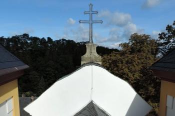 nad střechama kostela ( © Jan P. Štěpánek 09/2015)