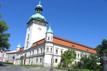 Průčelí zámku ( © Pavel Vítek 06/2006)