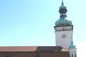 Boční křídlo zámku a hlavní věž ( © Pavel Vítek 06/2006)