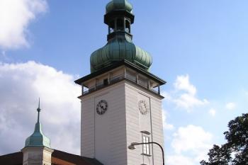 Pohled na vstupní, západní průčelí zámku od severu ( © Jan P. Štěpánek 10/2007)