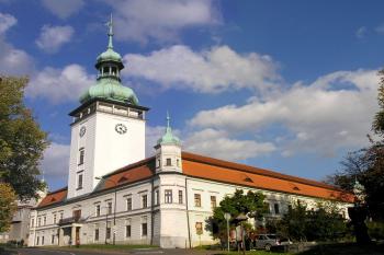 zámek ve Vsetíně od jihozápadu ( © Jan P. Štěpánek 10/2007)