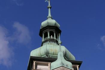 Detail nárožní věžičky a velké věže ( © Jan P. Štěpánek 10/2007)