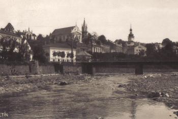 Vsetín - pohlednice z první poloviny 20.století - zámek stojí vpravo (soukr.sbírka IvoR) (© Nákladem Al.Tůmy - knihkupce ve Vsetíně - BROMOGRAFIA)