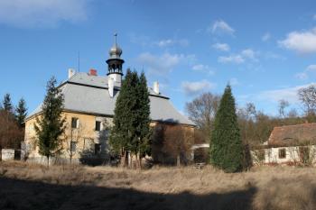 Nádvoří zámečku s hospodářskými budovami ( © Ivan Grisa 12/2009)
