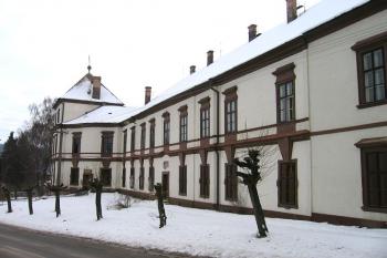 Pohled na zámek od severovýchodu ( © Pavel Vítek 02/2006)