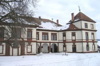 Pohled na zámek od západu ( © Pavel Vítek 02/2006)