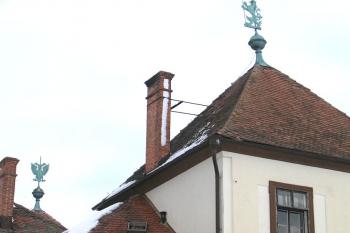 Český lev a říšská orlice na věžích zámku ( © Pavel Vítek 02/2006)