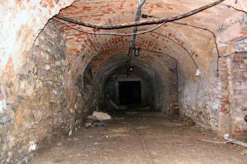 hlavní chodba suterénu, pohled k jihu ( © Pavel Zany Komárek 10.10.2005)