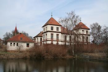 Zámek přes rybník ( © Petr Nožička 03/2010)