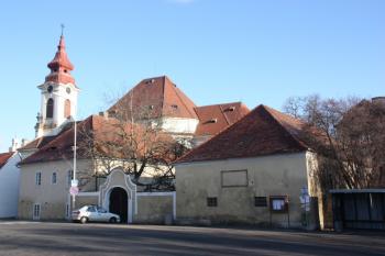 Kostelní areál od západu, v popředí děkanství, vpravo stodola vzniklá přestavbou starého kostela ( © Ivan Grisa 12/2009)