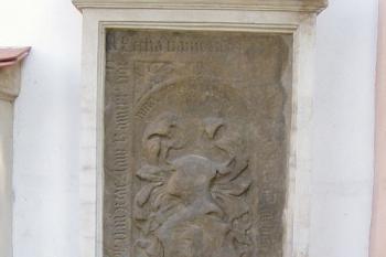 náhrobník Jaroslava Kamýckého z Pokratic (+ 22. 3. 1577) na zdi kostela (© Karel Husák 07/2004)