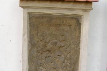 náhrobník Václava Kamýckého z Pokratic (+ 1544) na zdi kostela (© Karel Husák 07/2004)