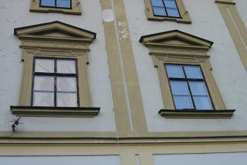 detail oken s tympanony (© D Dohňanský, 11/2014)
