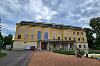 Severovýchodní vstupní průčelí zámku s mladšími zásahy architelka L. Bauera z počátku 20. století (© Jan P. Štěpánek  05/2024)