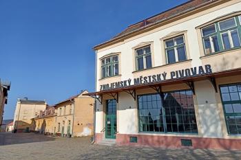 hlavní průchod bývalým pivovarem až k jádru hradu - zámku (© Jan P. Štěpánek  04/2024)