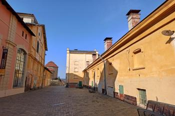 hlavní průchod bývalým pivovarem až k jádru hradu - zámku (© Jan P. Štěpánek  04/2024)