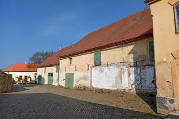 starší barokní pivovar nedaleko příkopu k jádru hradu  (© Jan P. Štěpánek  04/2024)