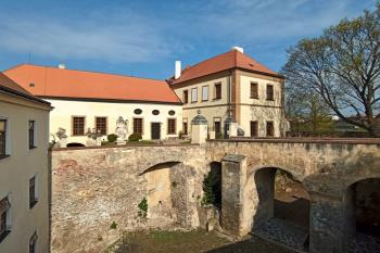 pohled přes příkop čelo bývalého středověkého hradu upraveného na zámek (© Jan P. Štěpánek  04/2024)