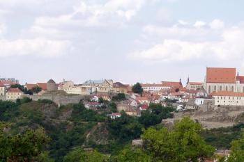 Panorama historického jádra Znojma s areálem bývalého hradiště, později hradu a zámku s kaplí sv. Kateřiny (vlevo) ( © Jan P. Štěpánek 07/2005)