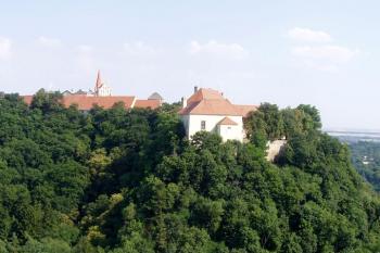 Pohled na ostroh s budovami znojemského hradu (zámku) ( © Jan P. Štěpánek 07/2005)