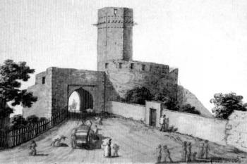 hradní brána s polygonální tzv. Loupežnickou věží poč. 19. století ( © G.M. Monsorno (1768-1836) (in Z. Vácha: Nedoceněný pramen poznání jihomoravských památek, Zprávy památkové péče LXIV, Národní památkový ústav, Praha 2004))