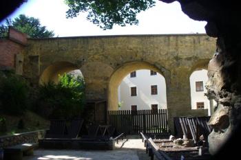 příkop s mostem do hradu (© zdeněk komínek, 07/2008)