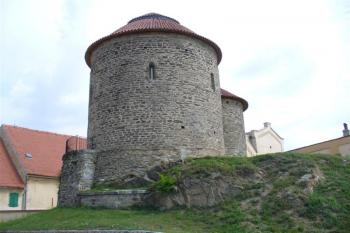 rotunda sv. Kateřiny v areálu hradu (© zdeněk komínek, 07/2008)