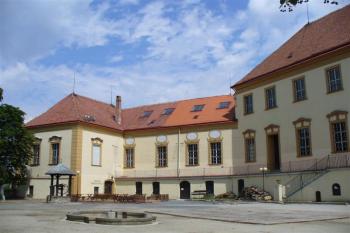 nádvoří hradu (© zdeněk komínek, 07/2008)