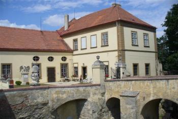 přístup mostem k hradu (© zdeněk komínek, 07/2008)