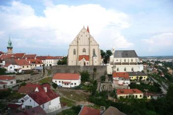 výhled ze znojemského hradu na protilehlé návrší s farním znojemským kostelem sv. Mikuláše ( © Jan P. Štěpánek 07/2009)