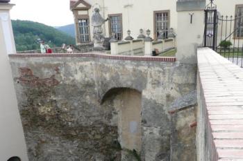 vyzděný příkop oddělující bývalý hrad od předhradí ( © Jan P. Štěpánek 07/2009)