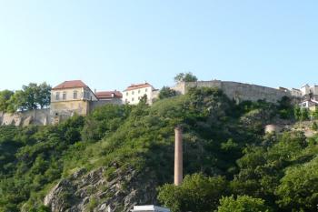 panorama areálu znojemského hradu od řeky Dyje ( © Jan P. Štěpánek 07/2009)