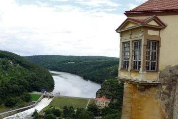 Arkýř hradního paláce a výhled na Znojemskou přehradu (© Jiří Cukr, 07/2009)