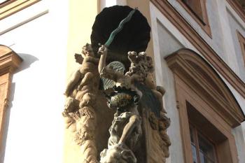 plastika na nároží Hradčanského náměstí a Loretánské ulice ( © Milan Caha 02/2008)