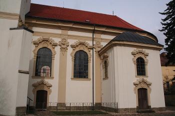 Jižní průčelí presbytáře (© Ivan Grisa, 03/2009)