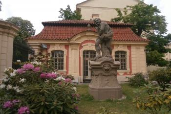 Levý pavilon se sousoším Zápas Herkula s obrem Kakem od M. B. Brauna (© Johannes Cladis, 05/2016)
