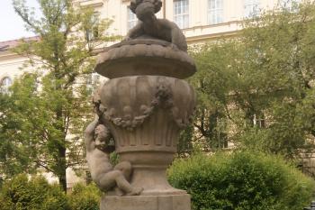 Váza s putti z dílny M.B.Brauna (© Johannes Cladis, 05/2016)