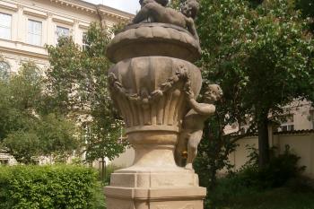 Váza s putti z dílny M.B.Brauna (© Johannes Cladis, 05/2016)