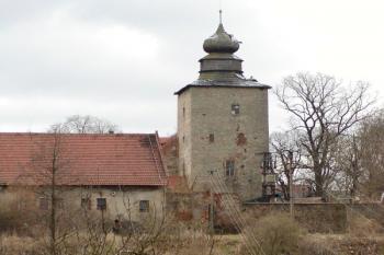 Věž původní gotické tvrze je krytá barokní cibulovou bání ( © Filip Matoušek 03/2002)
