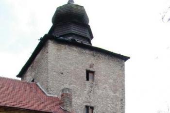 Tvrz a zámeček bohužel doplnily další nehezké přístavky a úpravy ( © Filip Matoušek 03/2002)