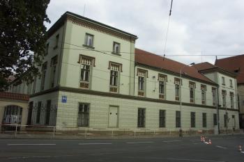 novogotická budova bývalého kláštera servítů ( © Milan Caha 11/2007)