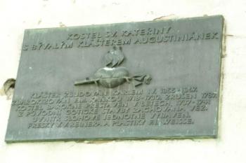 Pamětní deska (© Hana Kubikova 10/2005)