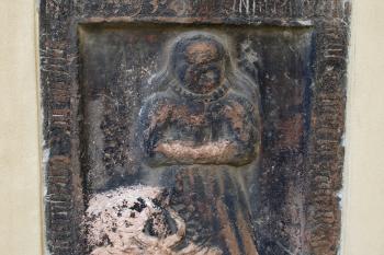 náhrobník zazděný ve zdi kostela ( © Milan Caha 06/2009)