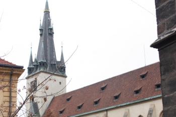 Kostel z dětského hřiště u zvonice ( © Ivan Grisa 11/2009)