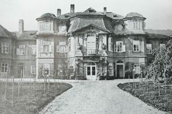 Zahradní průčelí před ubouráním levého bočního křídla ( © J. Eckert kolem r. 1870)